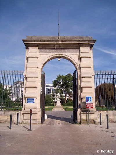 768px-École_Vétérinaire_de_Maisons-Alfort,_Entrance_Gate
